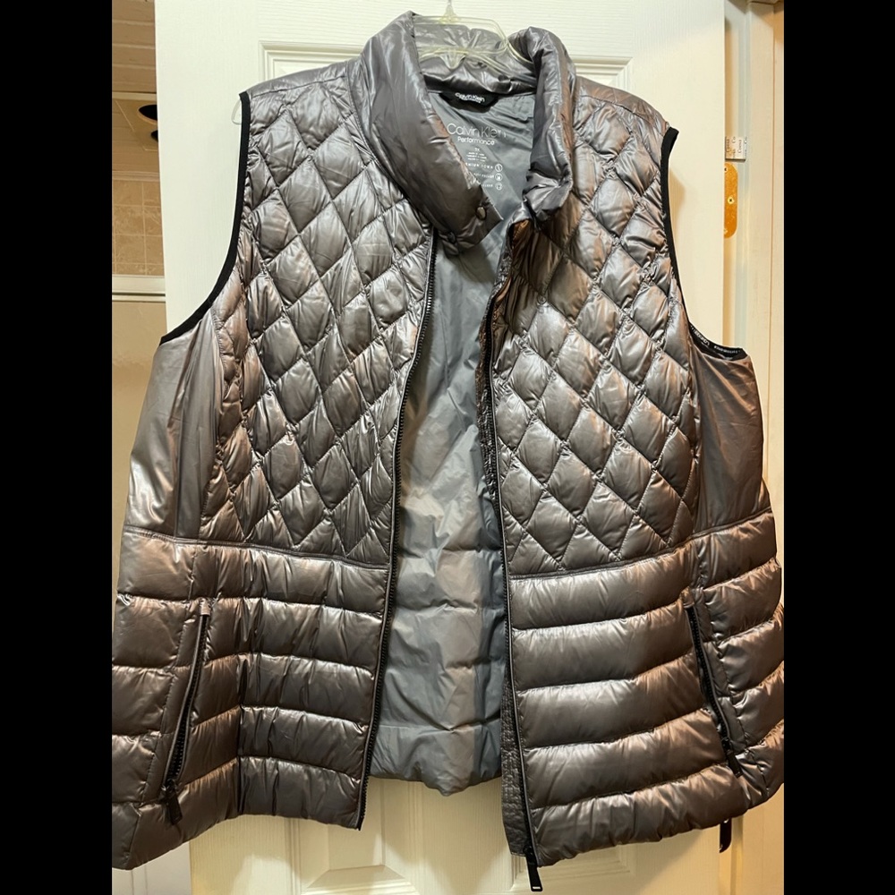 Performance vest with pockets